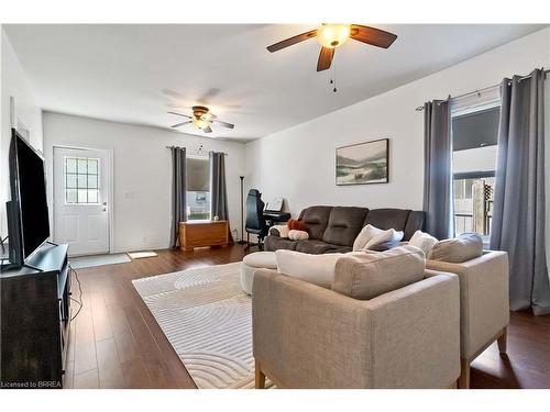 66 Oak Street, Brantford, ON - Indoor Photo Showing Living Room