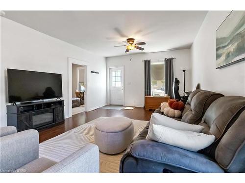 66 Oak Street, Brantford, ON - Indoor Photo Showing Living Room