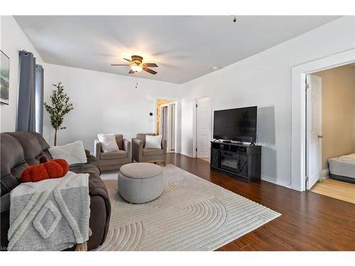 66 Oak Street, Brantford, ON - Indoor Photo Showing Living Room