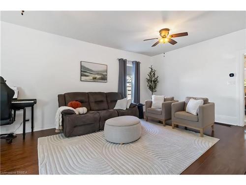 66 Oak Street, Brantford, ON - Indoor Photo Showing Living Room