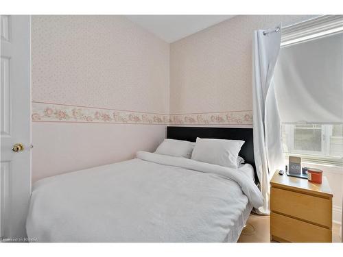 66 Oak Street, Brantford, ON - Indoor Photo Showing Bedroom