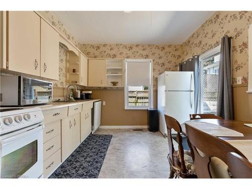 66 Oak Street, Brantford, ON - Indoor Photo Showing Kitchen