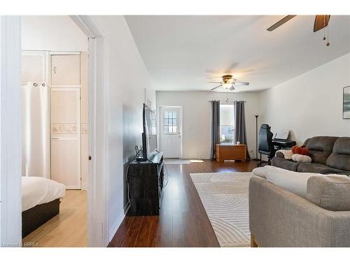 66 Oak Street, Brantford, ON - Indoor Photo Showing Living Room