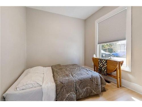 66 Oak Street, Brantford, ON - Indoor Photo Showing Bedroom