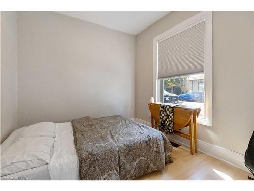 66 Oak Street, Brantford, ON - Indoor Photo Showing Bedroom