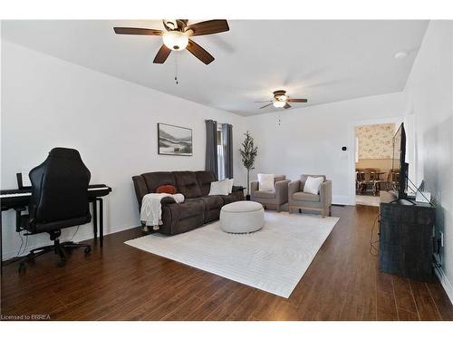 66 Oak Street, Brantford, ON - Indoor Photo Showing Living Room