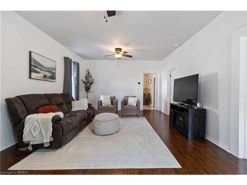 66 Oak Street, Brantford, ON - Indoor Photo Showing Living Room