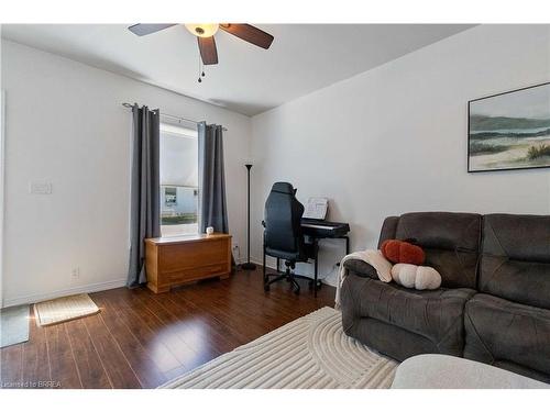 66 Oak Street, Brantford, ON - Indoor Photo Showing Living Room