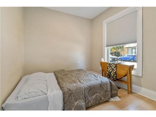 66 Oak Street, Brantford, ON - Indoor Photo Showing Bedroom