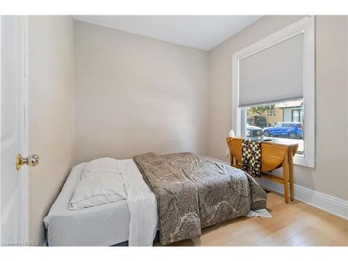 66 Oak Street, Brantford, ON - Indoor Photo Showing Bedroom