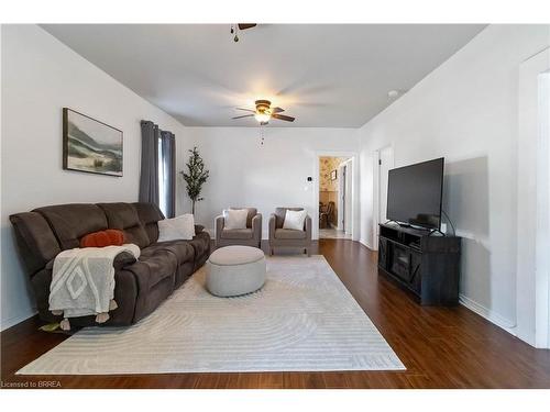 66 Oak Street, Brantford, ON - Indoor Photo Showing Living Room