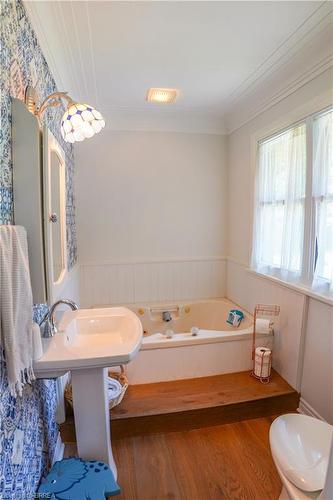 378 Mount Pleasant Road, Brantford, ON - Indoor Photo Showing Bathroom