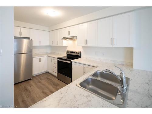 122-11 Roxanne Drive, Hamilton, ON - Indoor Photo Showing Kitchen With Double Sink