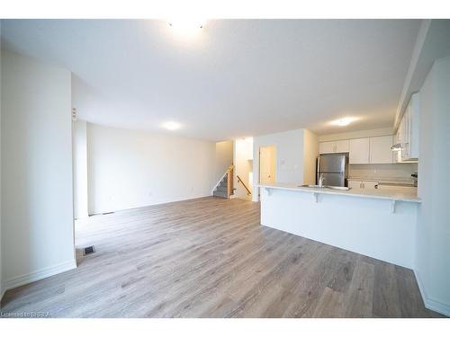 122-11 Roxanne Drive, Hamilton, ON - Indoor Photo Showing Kitchen