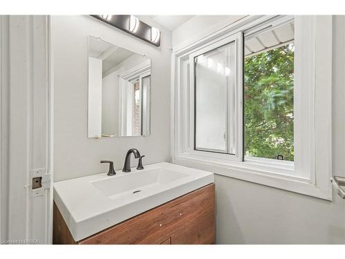 D-271 Stanley Street, Brantford, ON - Indoor Photo Showing Bathroom