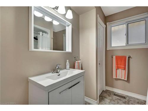 6 Brisbane Boulevard, Brantford, ON - Indoor Photo Showing Bathroom