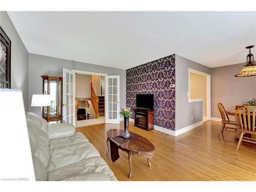 6 Brisbane Boulevard, Brantford, ON - Indoor Photo Showing Living Room