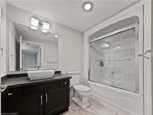 16-60 Dufferin Avenue, Brantford, ON - Indoor Photo Showing Bathroom