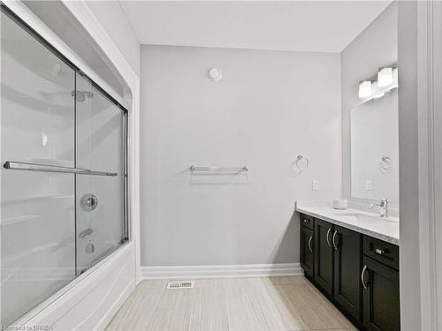 16-60 Dufferin Avenue, Brantford, ON - Indoor Photo Showing Bathroom