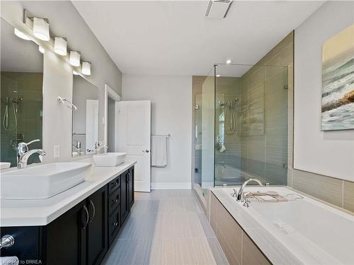 16-60 Dufferin Avenue, Brantford, ON - Indoor Photo Showing Bathroom