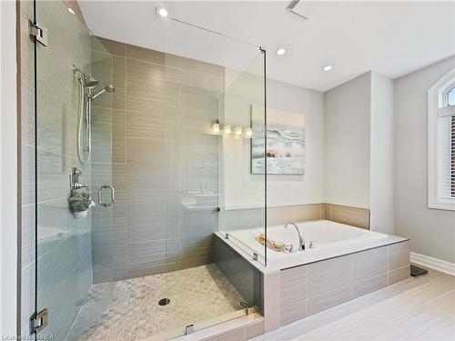 16-60 Dufferin Avenue, Brantford, ON - Indoor Photo Showing Bathroom