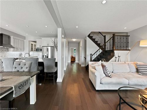 16-60 Dufferin Avenue, Brantford, ON - Indoor Photo Showing Living Room