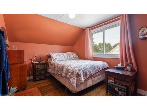 28 Frank Street, Brantford, ON - Indoor Photo Showing Bedroom