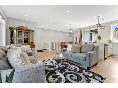 6-5 John Pound Road, Tillsonburg, ON - Indoor Photo Showing Living Room