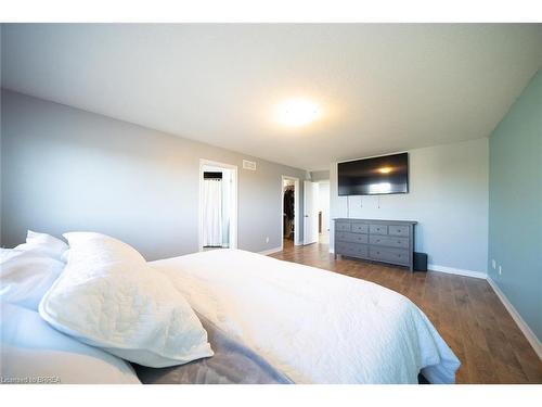 8 Oakes Court, Guelph, ON - Indoor Photo Showing Bedroom