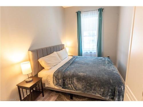 982 Dame Street, London, ON - Indoor Photo Showing Bedroom