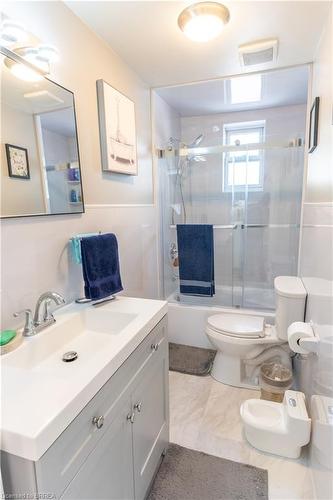 982 Dame Street, London, ON - Indoor Photo Showing Bathroom