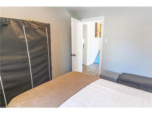 982 Dame Street, London, ON - Indoor Photo Showing Bedroom