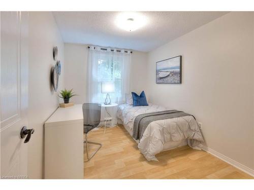 807 Elgin Street N, Cambridge, ON - Indoor Photo Showing Bedroom