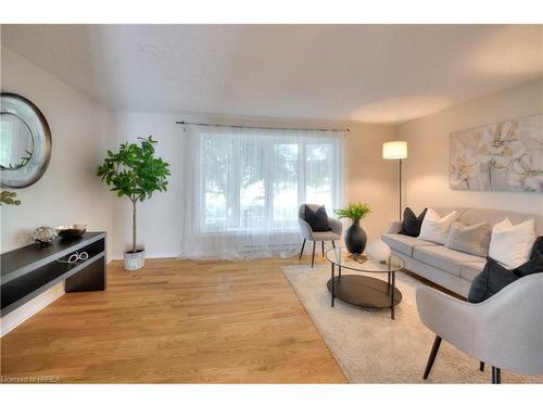 807 Elgin Street N, Cambridge, ON - Indoor Photo Showing Living Room