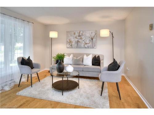 807 Elgin Street N, Cambridge, ON - Indoor Photo Showing Living Room