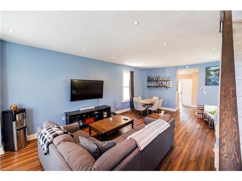 16 Lawrence Street, Brantford, ON - Indoor Photo Showing Living Room