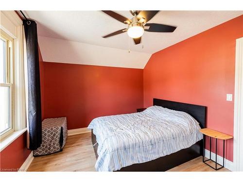 16 Lawrence Street, Brantford, ON - Indoor Photo Showing Bedroom