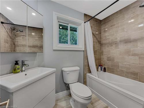 24 Kensington Avenue, Brantford, ON - Indoor Photo Showing Bathroom