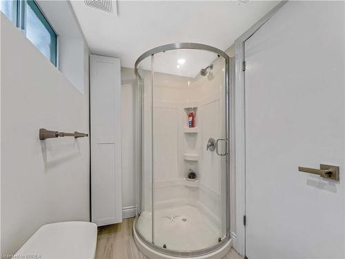 24 Kensington Avenue, Brantford, ON - Indoor Photo Showing Bathroom