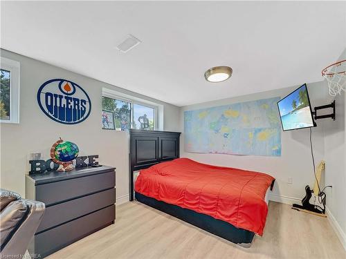 24 Kensington Avenue, Brantford, ON - Indoor Photo Showing Bedroom