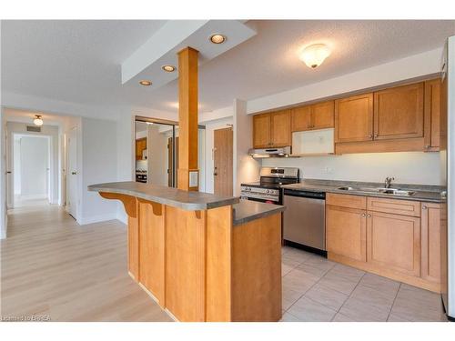 209-521 Riverside Drive, London, ON - Indoor Photo Showing Kitchen With Stainless Steel Kitchen