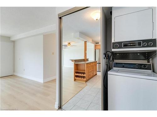 209-521 Riverside Drive, London, ON - Indoor Photo Showing Laundry Room