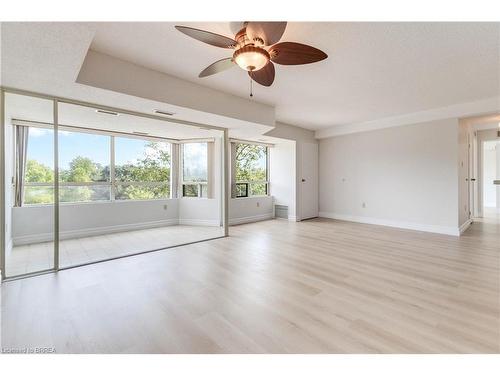 209-521 Riverside Drive, London, ON - Indoor Photo Showing Living Room