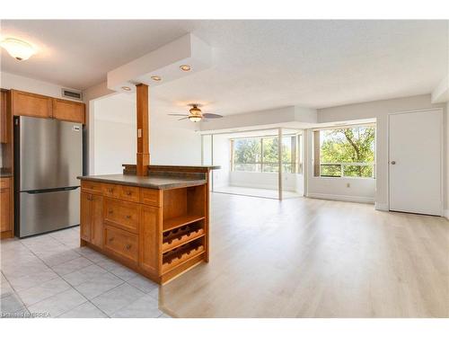 209-521 Riverside Drive, London, ON - Indoor Photo Showing Kitchen