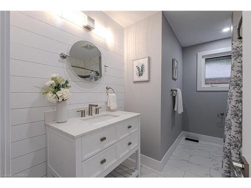 31 Varadi Avenue, Brantford, ON - Indoor Photo Showing Bathroom