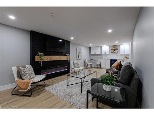 31 Varadi Avenue, Brantford, ON - Indoor Photo Showing Living Room