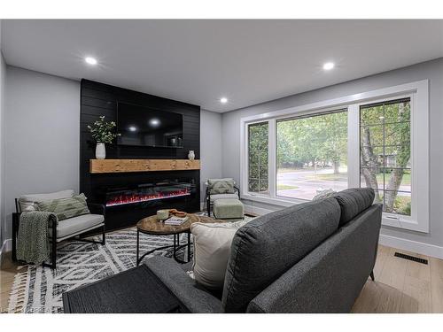 31 Varadi Avenue, Brantford, ON - Indoor Photo Showing Living Room