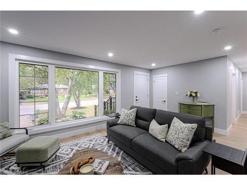 31 Varadi Avenue, Brantford, ON - Indoor Photo Showing Living Room