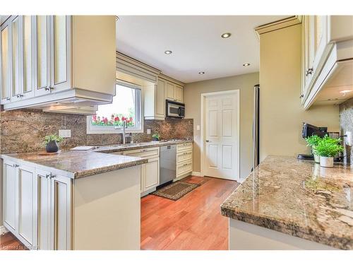 59 Highland Drive, Brantford, ON - Indoor Photo Showing Kitchen With Upgraded Kitchen