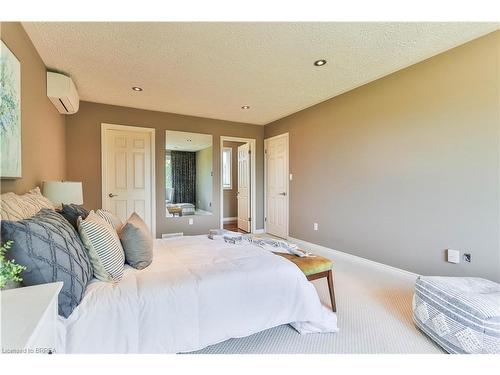 59 Highland Drive, Brantford, ON - Indoor Photo Showing Bedroom